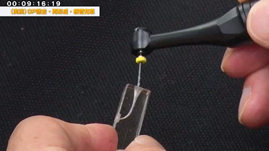 細かい手元の動き、スピード感に着目してください