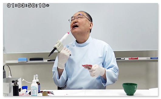 村岡先生ご本人が患者モデルとなり、印象採得の技術を解説します